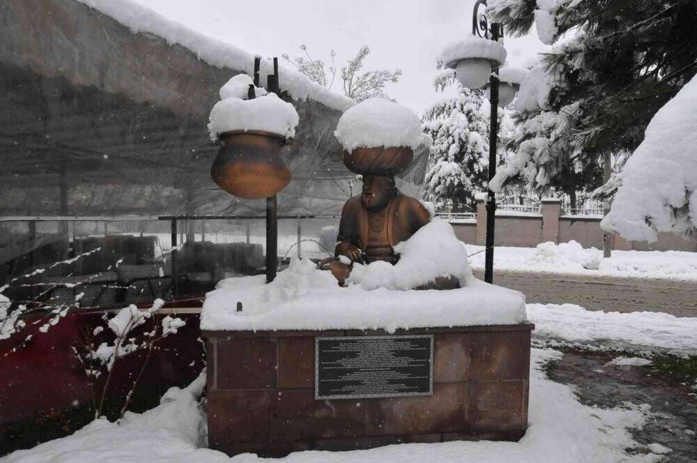 Akşehir’de kar yağışı kartpostallık manzaralar ortaya çıkardı