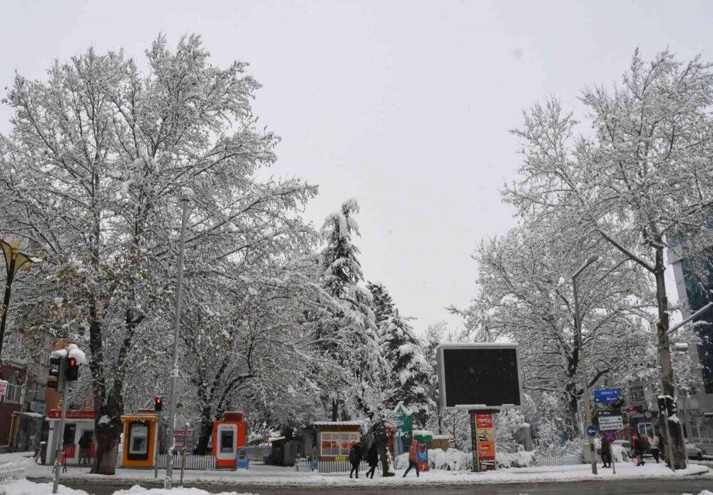 Akşehir’de kar yağışı kartpostallık manzaralar ortaya çıkardı