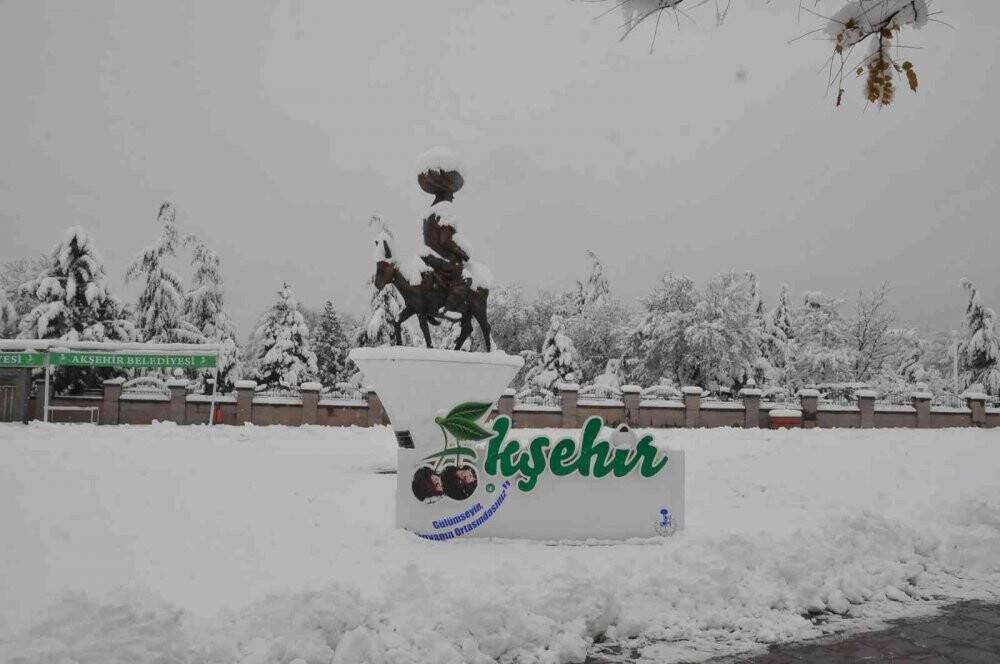 Akşehir’de kar yağışı kartpostallık manzaralar ortaya çıkardı