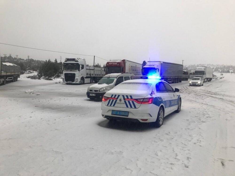 Antalya-Konya karayolunda tırların bekleyişi sürüyor