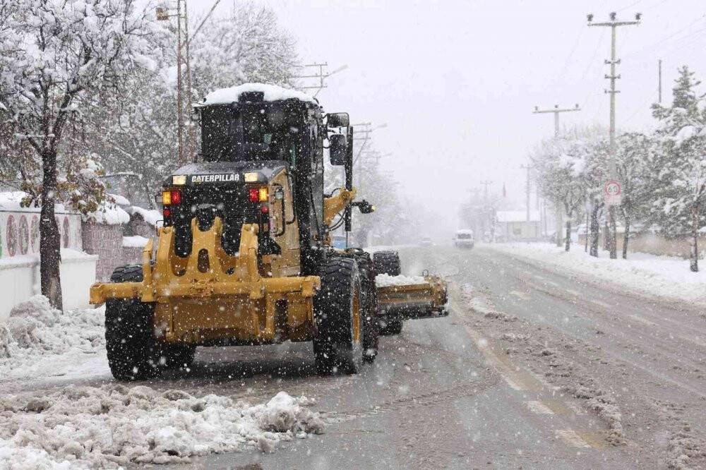 Meram Belediyesi ekipleri karla mücadele için sahada