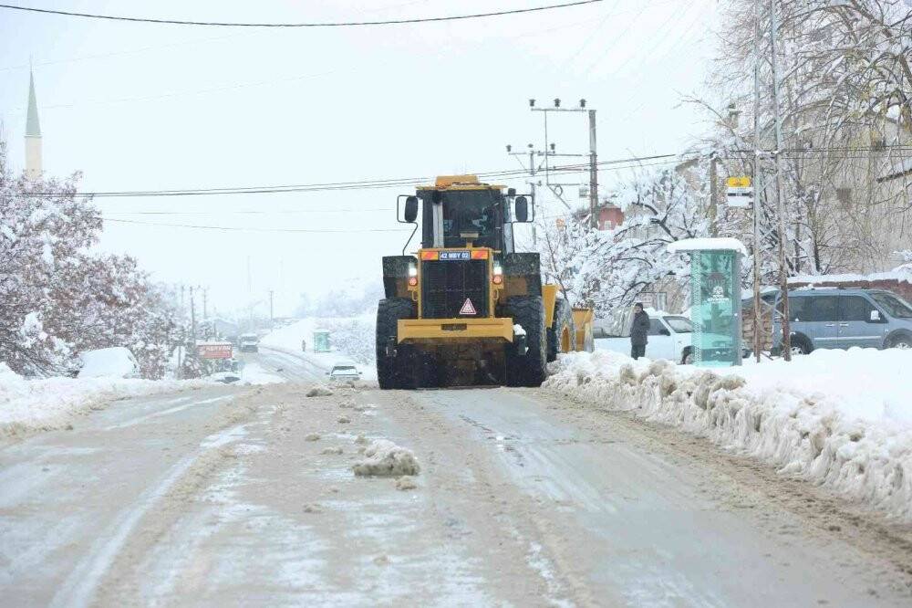Meram Belediyesi ekipleri karla mücadele için sahada