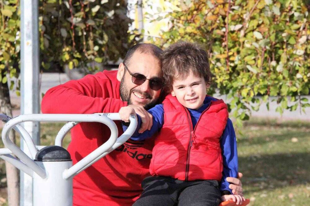 Otizmli çocuğunu topluma kazandırmak için mücadele ediyor