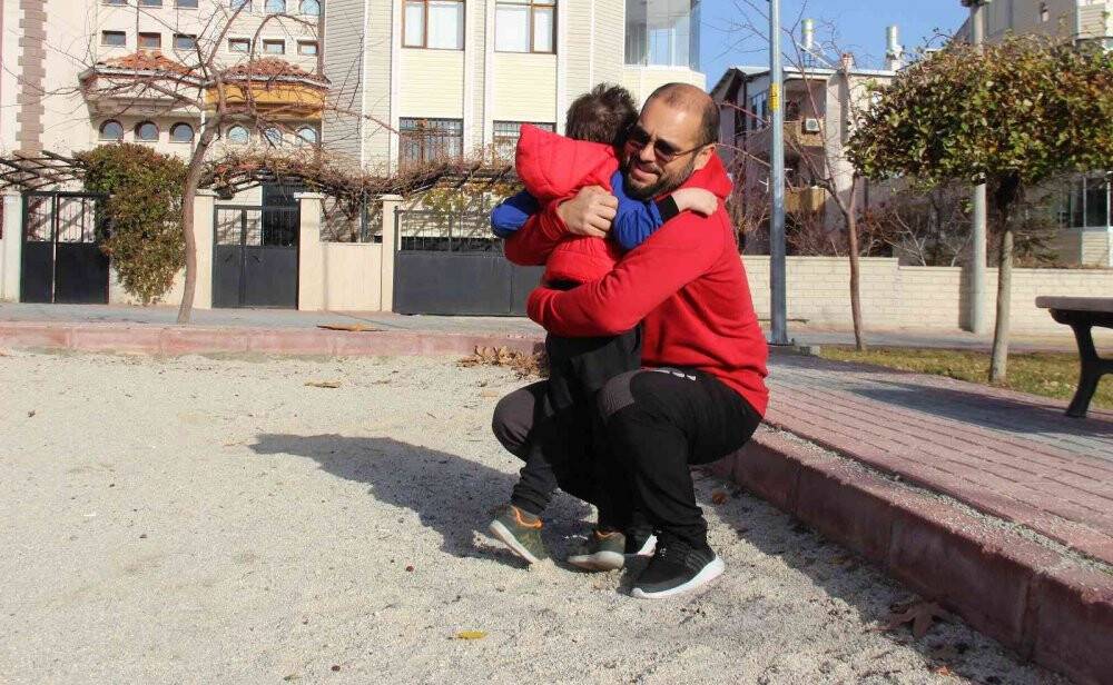 Otizmli çocuğunu topluma kazandırmak için mücadele ediyor