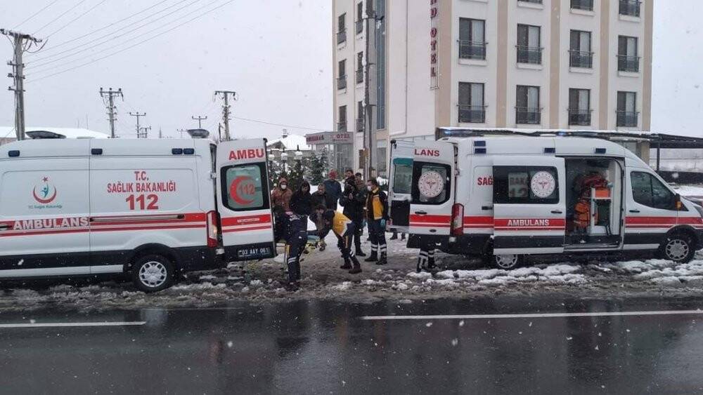 Otomobil aydınlatma direğine çarptı: 3 yaralı