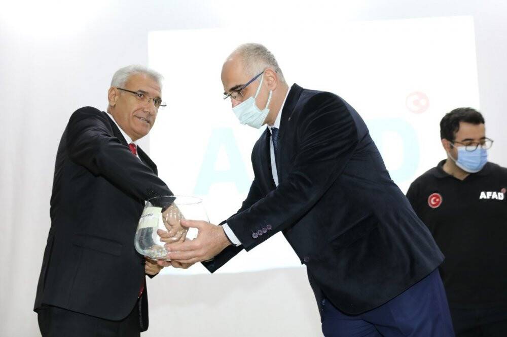 Depremzedelere konutların anahtar teslimi törenle yapıldı