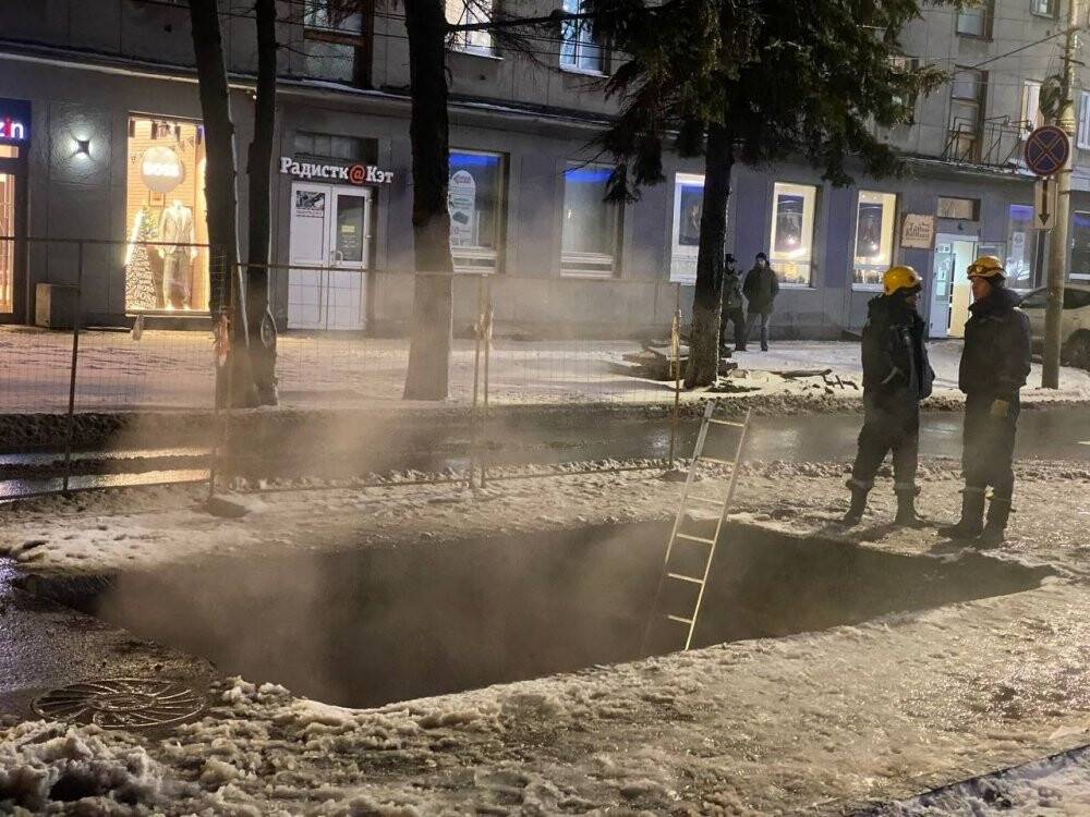 Rusya’da seyir halindeki araç kaynar su çukuruna düştü