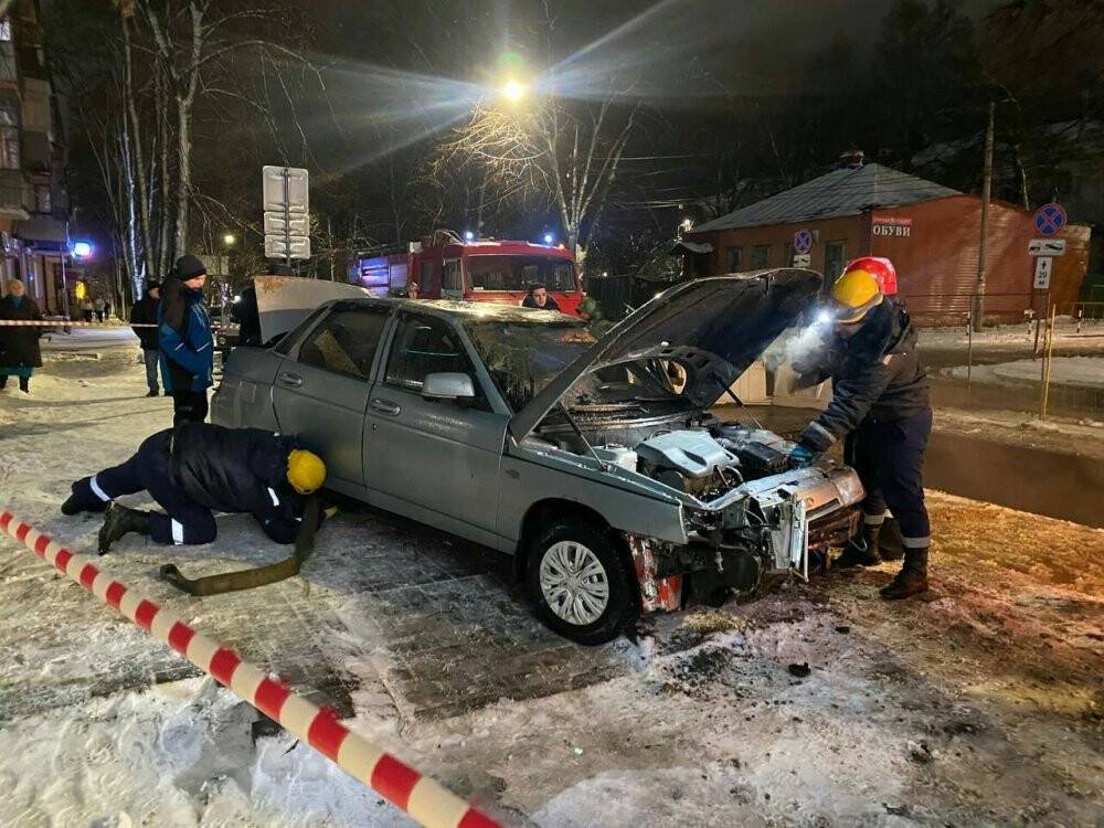 Rusya’da seyir halindeki araç kaynar su çukuruna düştü