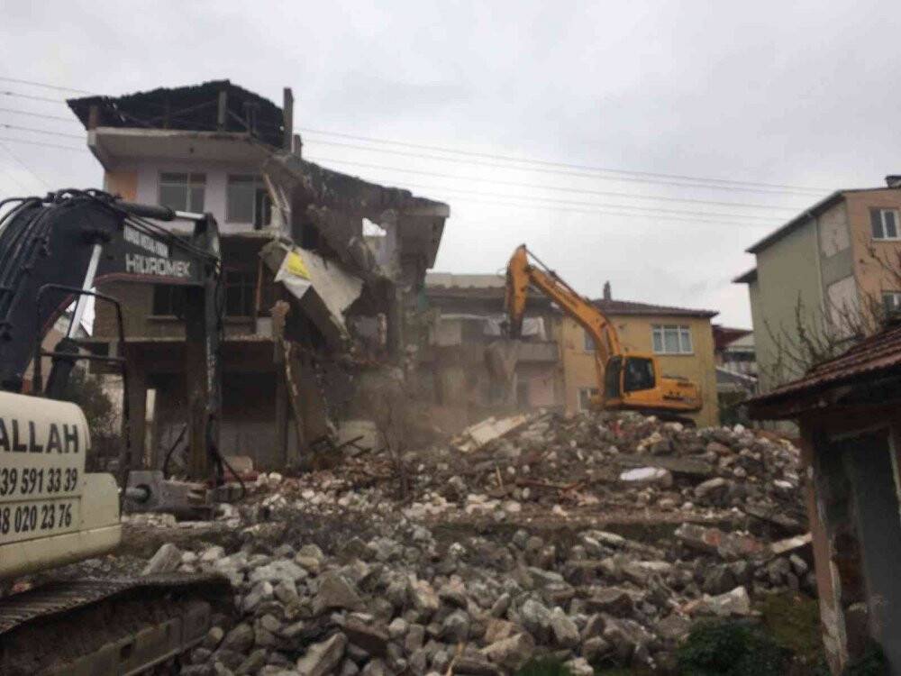 Derince’de tehlike arz eden binalar yıkılıyor