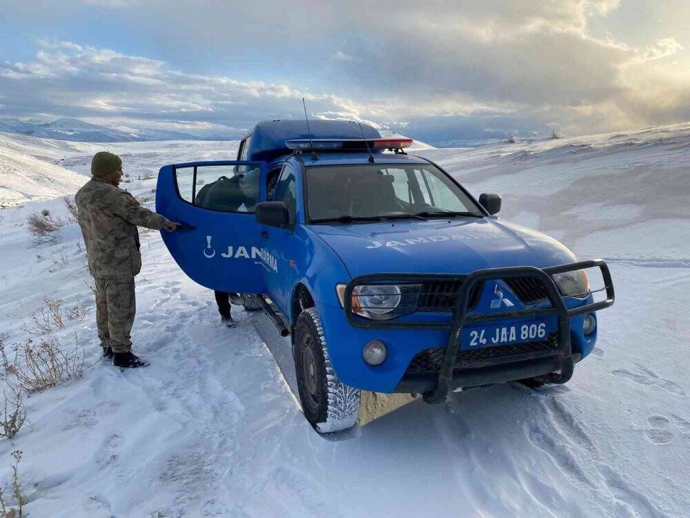 Kardan mahsur kalan öğrencileri jandarma kurtardı