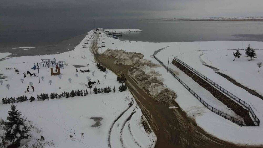 Kuraklıkla boğuşan Beyşehir Gölü’ne kar takviyesi