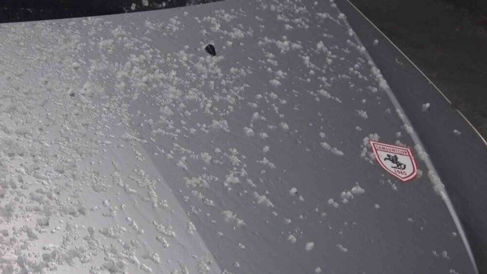 Meteorolojinin uyardığı soğuk hava dalgası geldi: Samsun’a fındık büyüklüğünde dolu yağdı