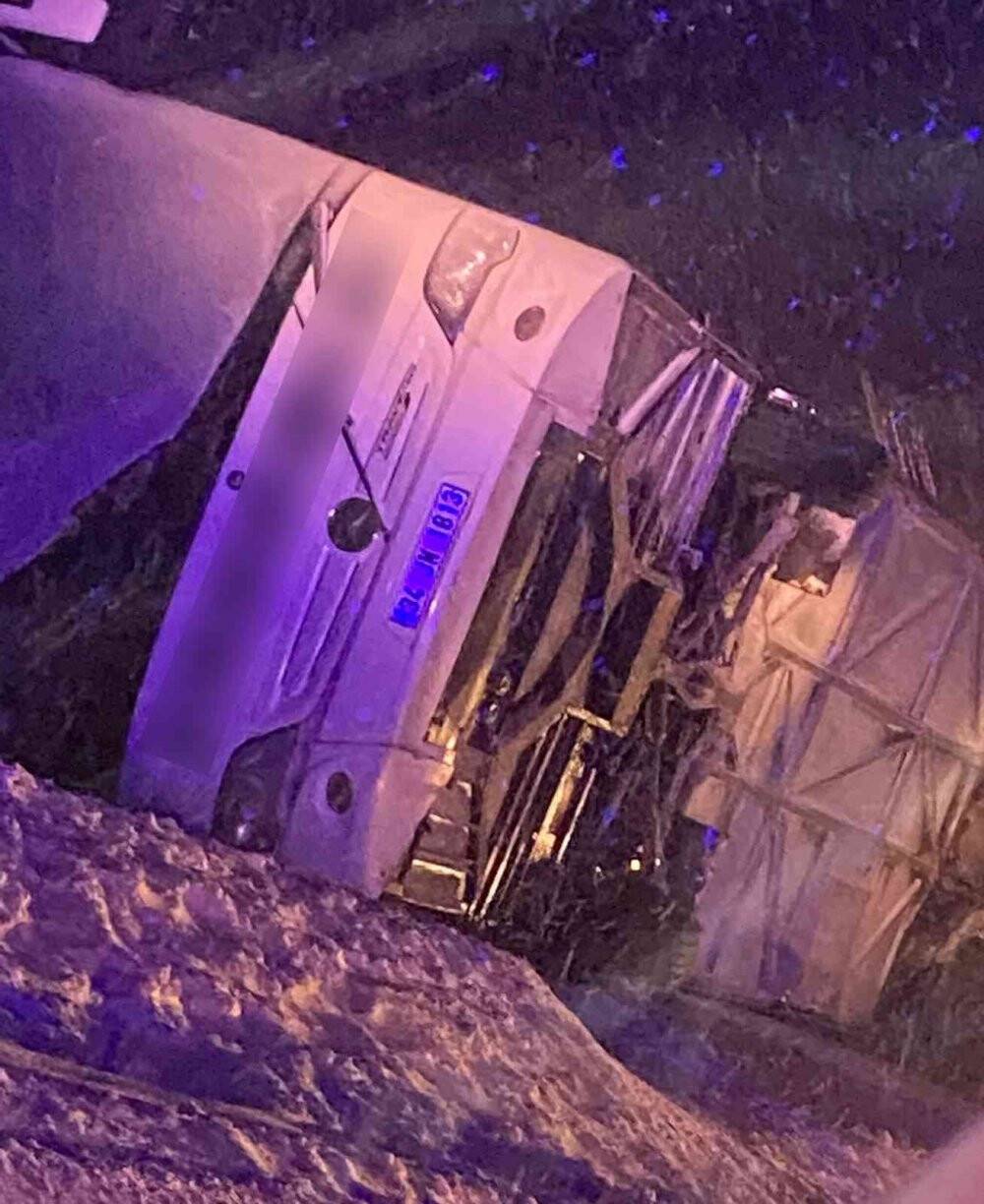 Tatvan’da tipi ve fırtına nedeniyle iki otobüs devrildi: 35 yaralı
