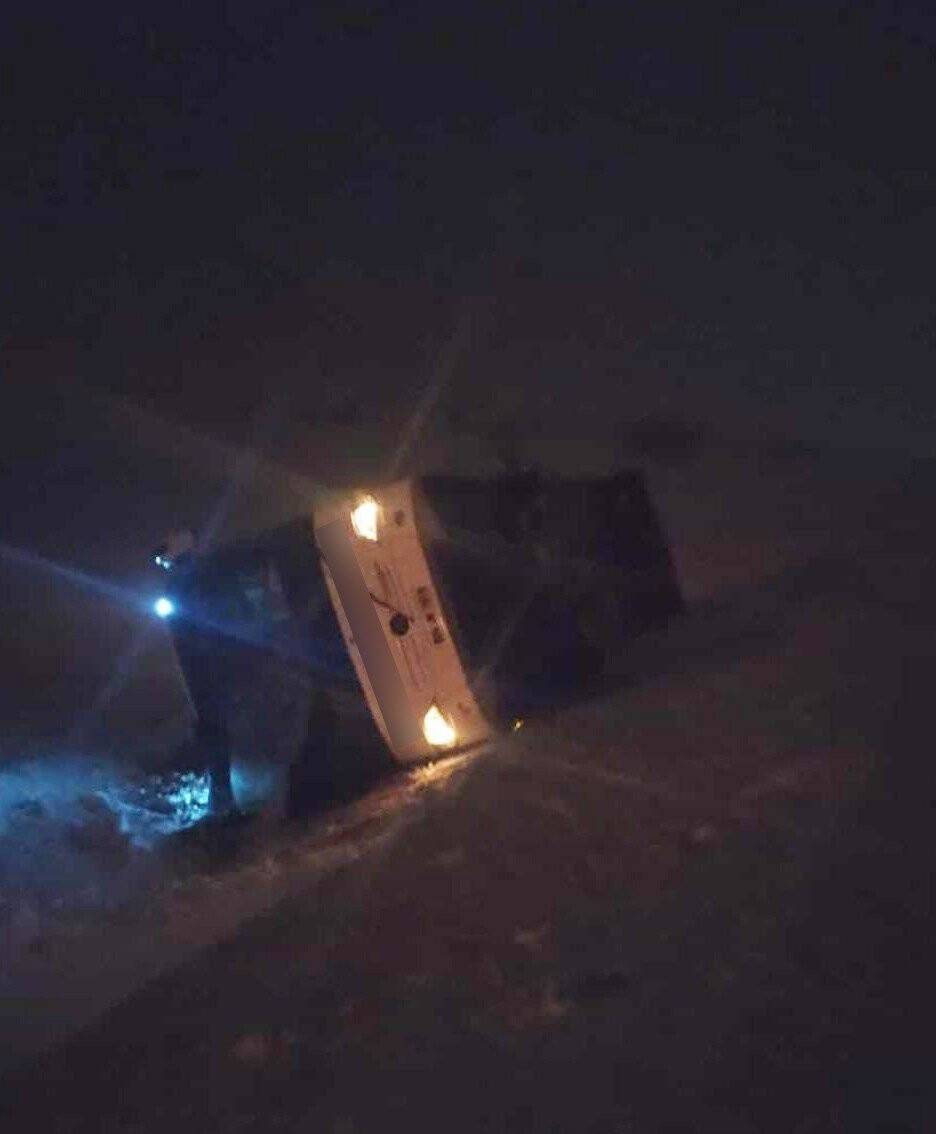 Tatvan’da tipi ve fırtına nedeniyle iki otobüs devrildi: 35 yaralı