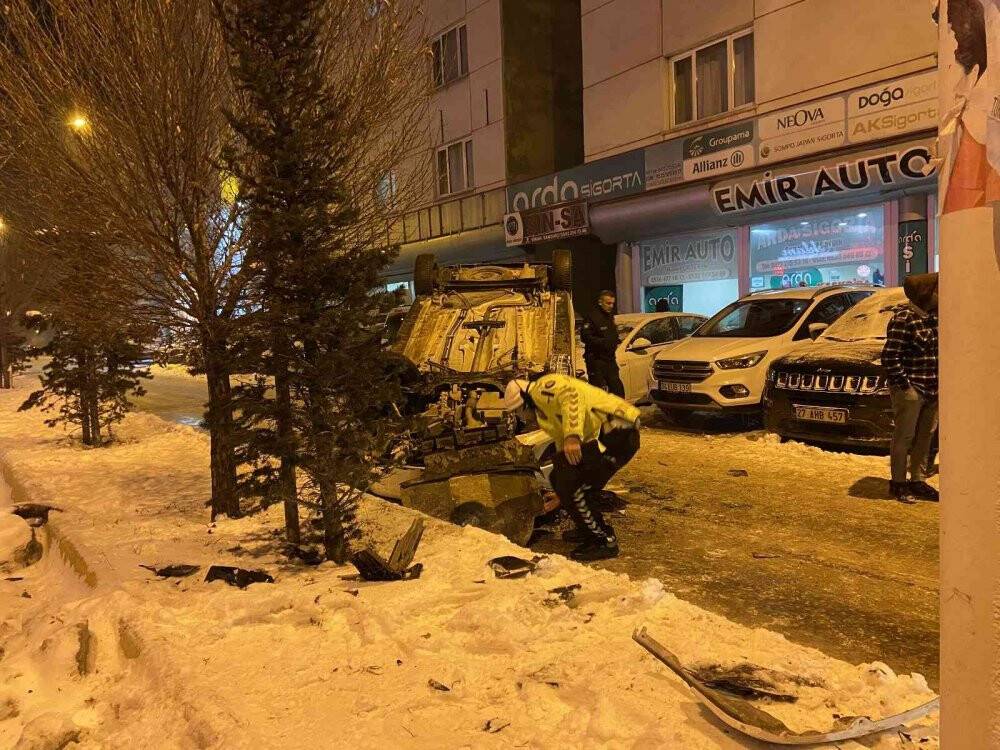 Ağrı’da buzlanan yolda araç takla attı: 2 yaralı