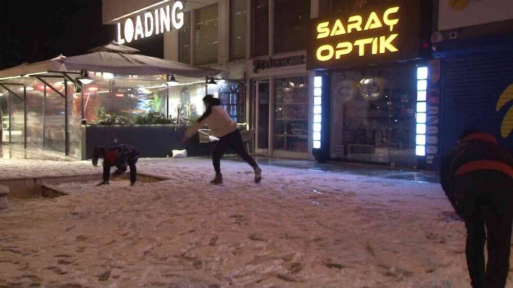 İstanbul’da yüksek kesimler beyaza büründü