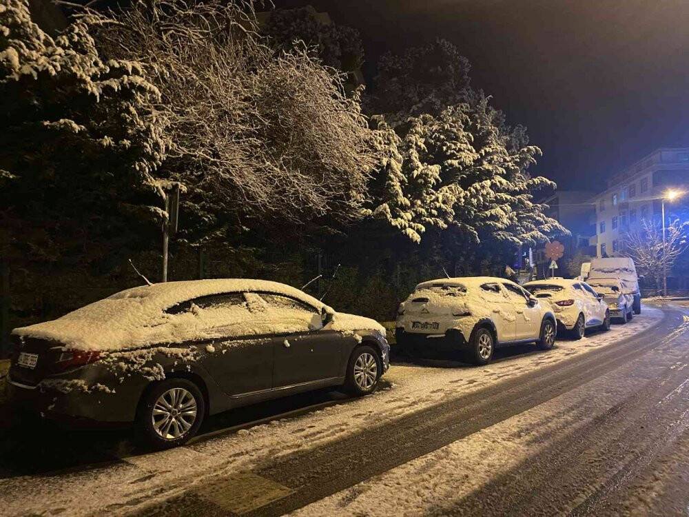 İstanbul’da yüksek kesimler beyaza büründü