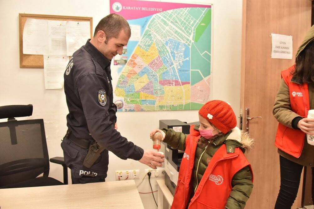 Karatay Kent Konseyi Gençlik Meclisinden gece çalışanlara sahlep ikramı