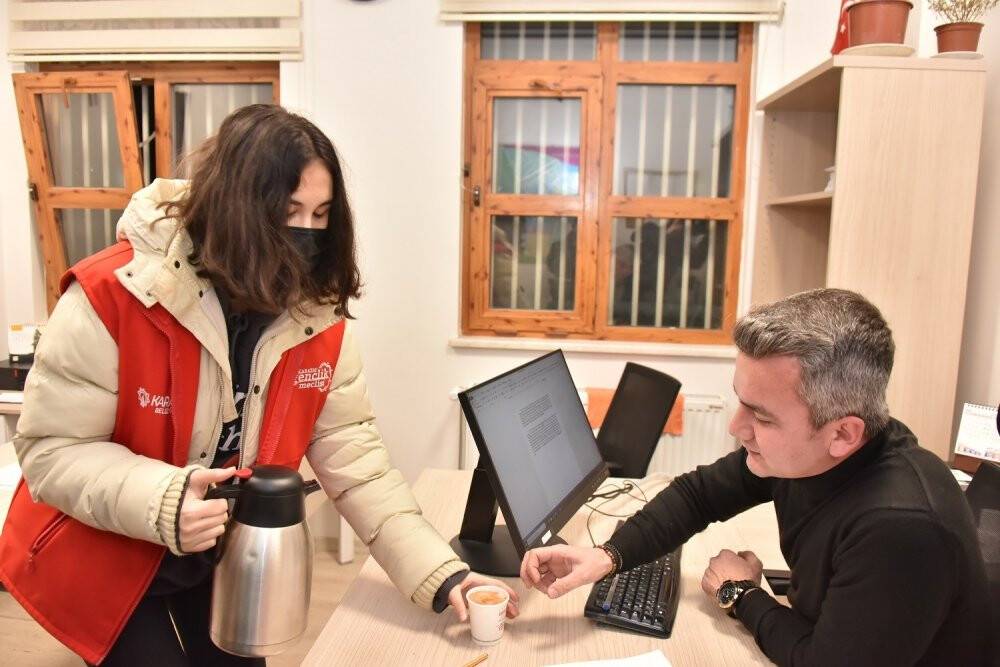 Karatay Kent Konseyi Gençlik Meclisinden gece çalışanlara sahlep ikramı