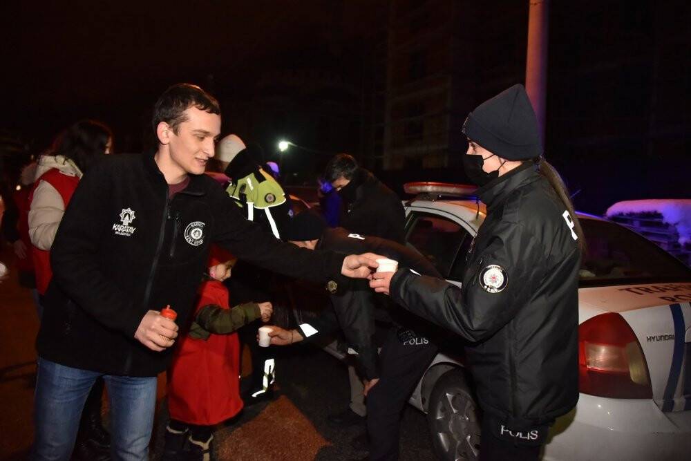 Karatay Kent Konseyi Gençlik Meclisinden gece çalışanlara sahlep ikramı