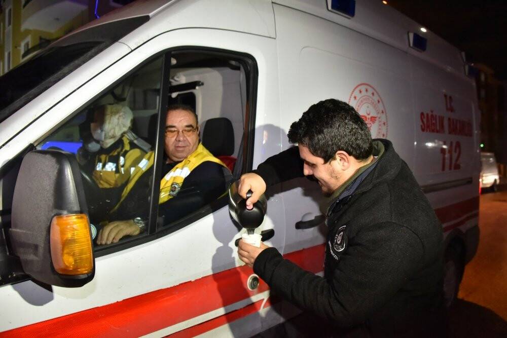 Karatay Kent Konseyi Gençlik Meclisinden gece çalışanlara sahlep ikramı