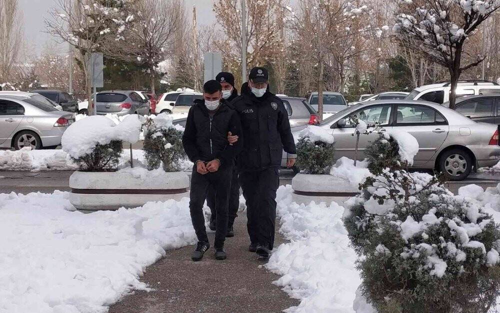 Konya'da ölümle tehdit ettiği ailesinin evine silahla gelen zanlı adliyede