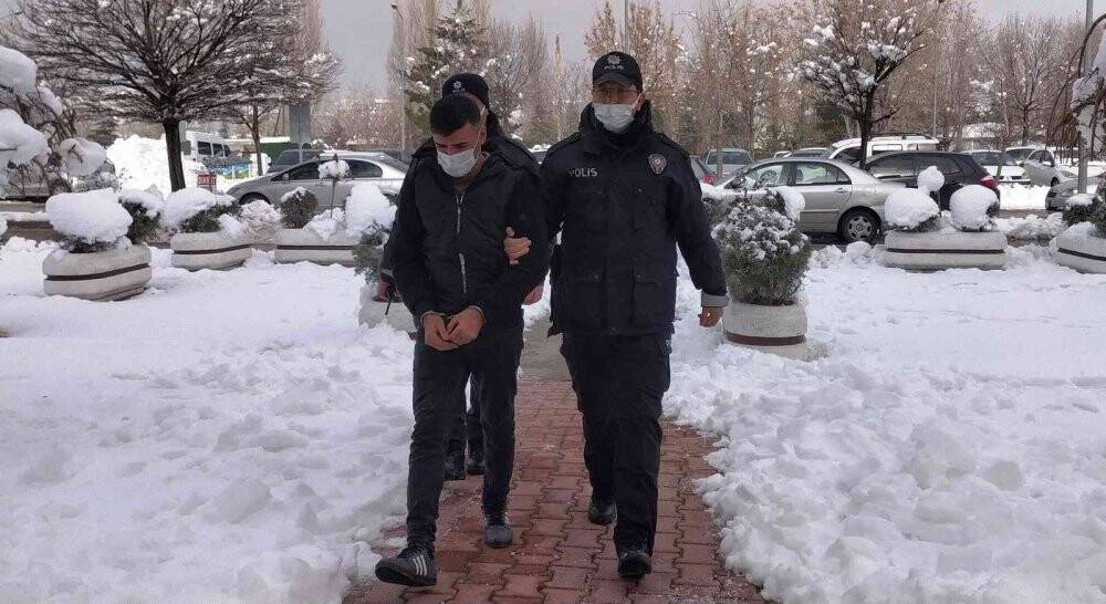 Konya'da ölümle tehdit ettiği ailesinin evine silahla gelen zanlı adliyede