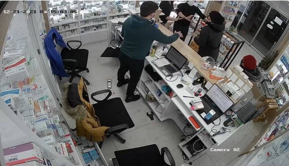 Ankara’da bir kişi eczane çalışanlarına saldırdı o anlar ise güvenlik kameralarına yansıdı