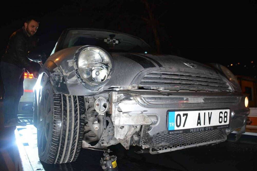 Bariyerlere çarpan otomobil ters yönde durabildi