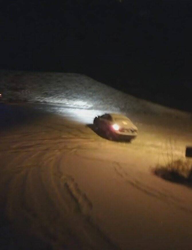 Buz pistine dönen karlı yolda sürücüler zor anlar yaşadı