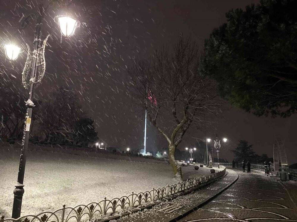 Çamlıca Tepesi beyaza büründü, ortaya kartpostallık görüntüler çıktı