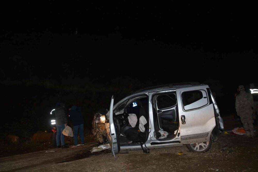 Feci kaza! Hafif ticari araç uçuruma düştü: 1’i bebek 2 ölü, 6 yaralı