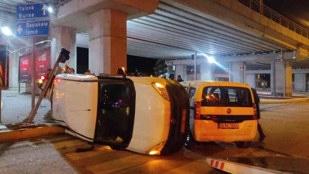 İki hafif ticari araç kavşakta çarpıştı: 2 yaralı