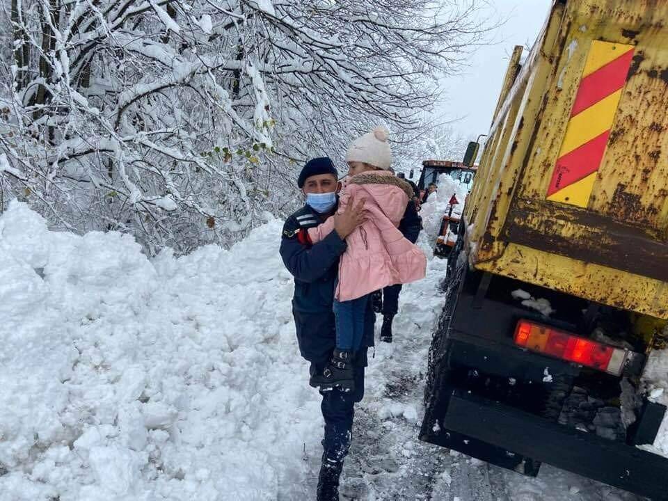 Jandarma köyde mahsur kalan 5 yaşındaki Meryem’i hastaneye ulaştırdı