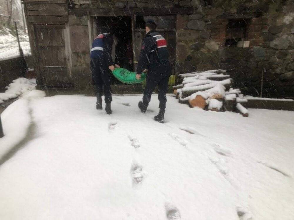 Jandarma köyde mahsur kalan 5 yaşındaki Meryem’i hastaneye ulaştırdı