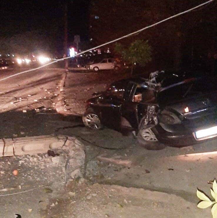 Otomobilin çarptığı elektrik direği devrildi, sürücü yaralandı