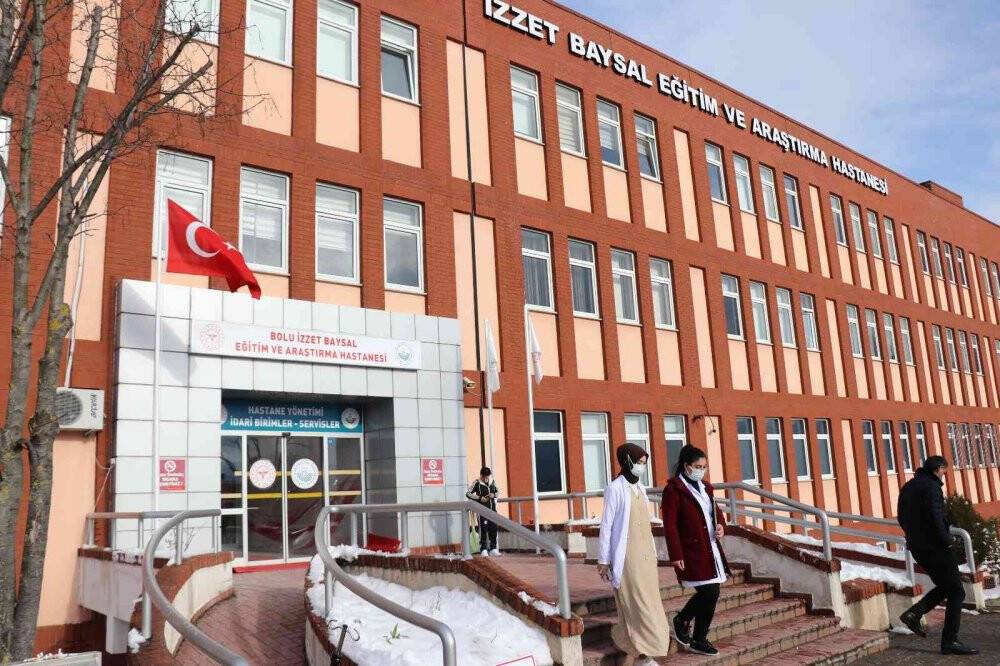 Sırasını beklemek istemedi doktorun burnunu kırdı