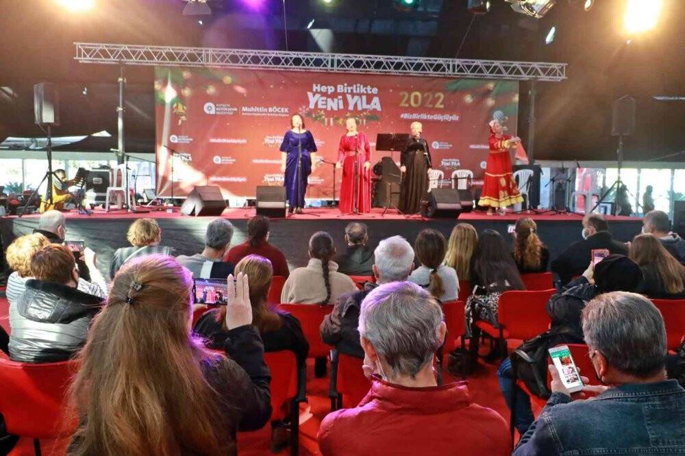 Antalya’da erken yeni yıl kutlamaları renkli görüntülere sahne oldu