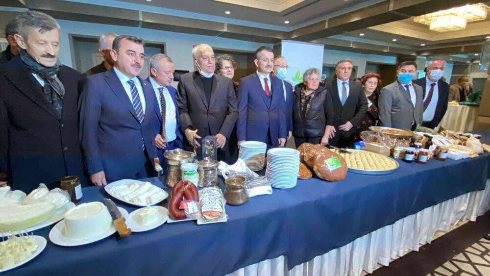 Bakan Pakdemirli, coğrafi işaret tescilli manda yoğurdunu elleriyle kesti
