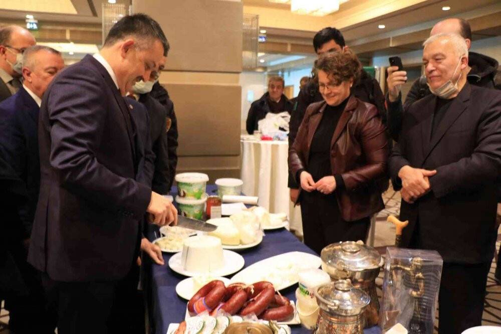 Bakan Pakdemirli, coğrafi işaret tescilli manda yoğurdunu elleriyle kesti