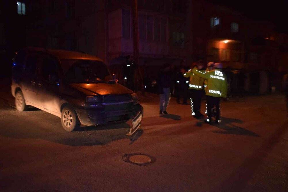 Hafif ticari araçla çarpışan minibüs devrildi: 5 yaralı