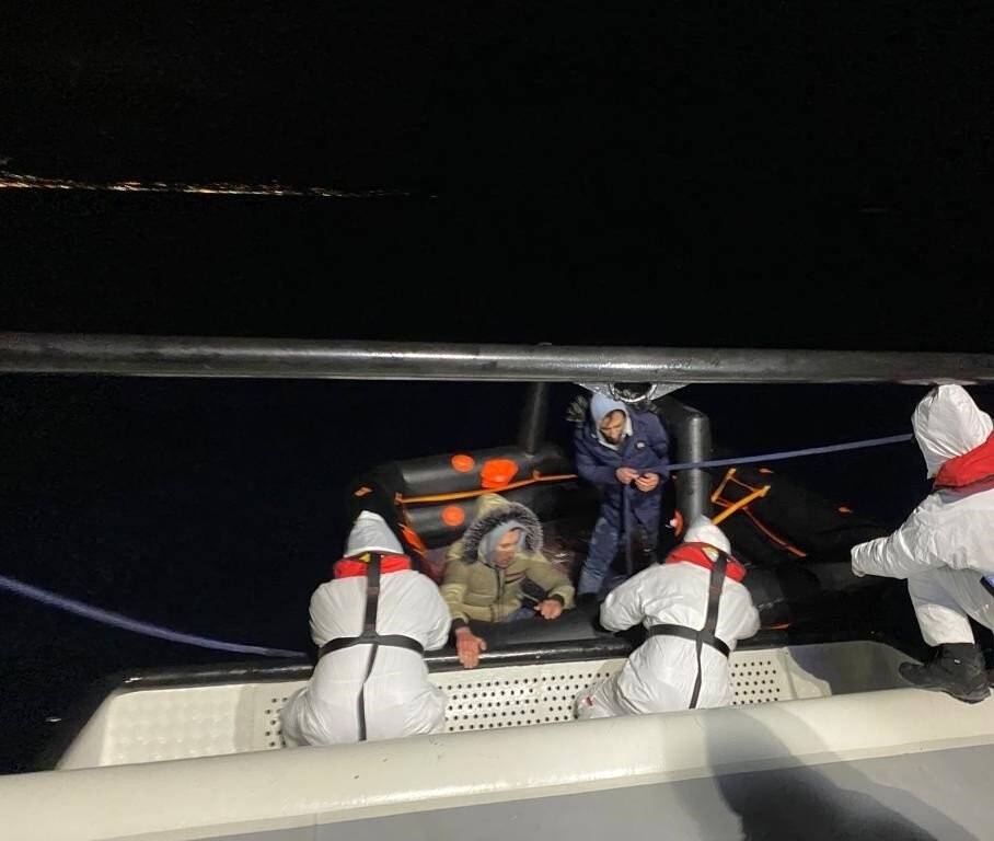 İzmir açıklarında 164 göçmen yakalandı, geri itilen 78 göçmen kurtarıldı