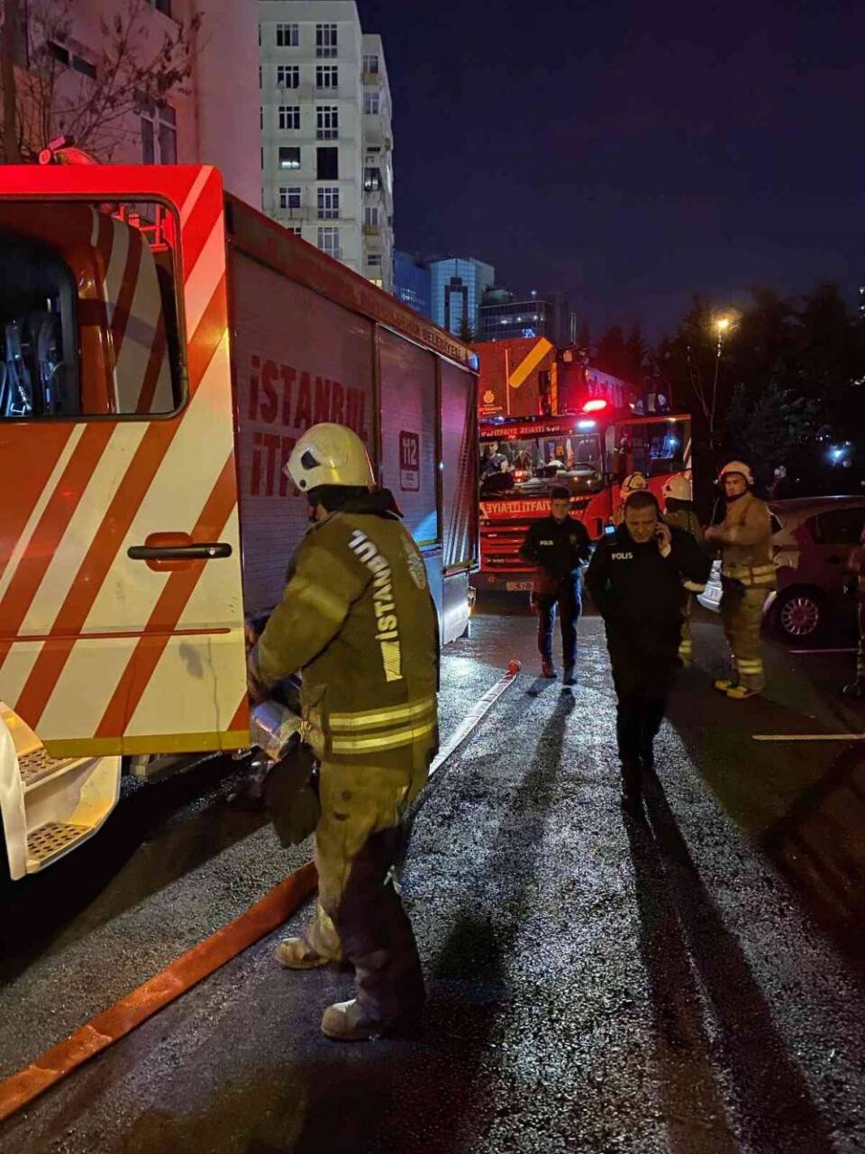 Şişli’de bir binadaki reklam afişi alev alev yandı