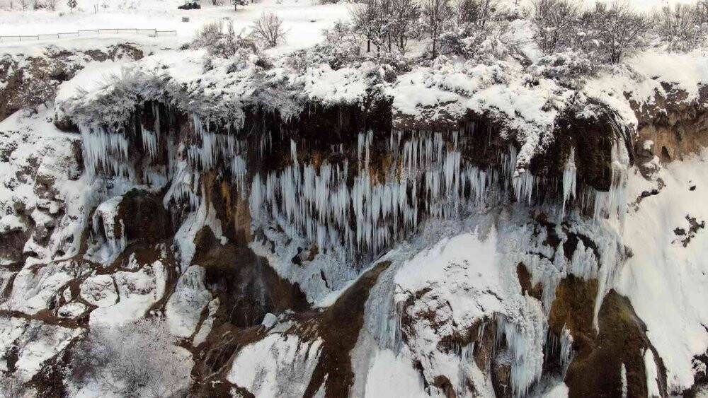 Sivas’ta Sibirya soğukları şelaleyi dondurdu