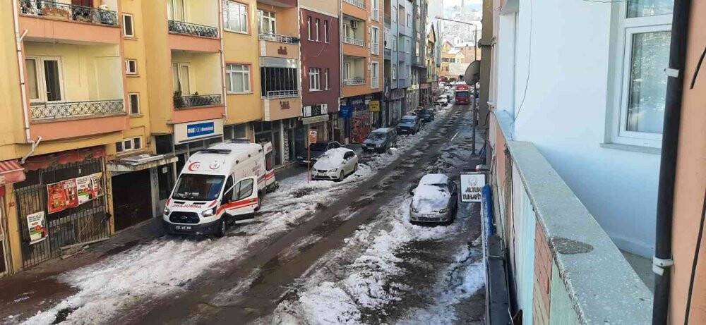 Buzda kayarak düşen adam hastanelik oldu