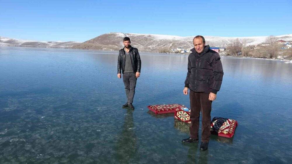 Donan Çıldır Gölü üzerinde çay keyfi