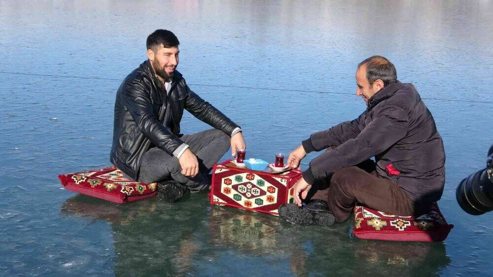 Donan Çıldır Gölü üzerinde çay keyfi