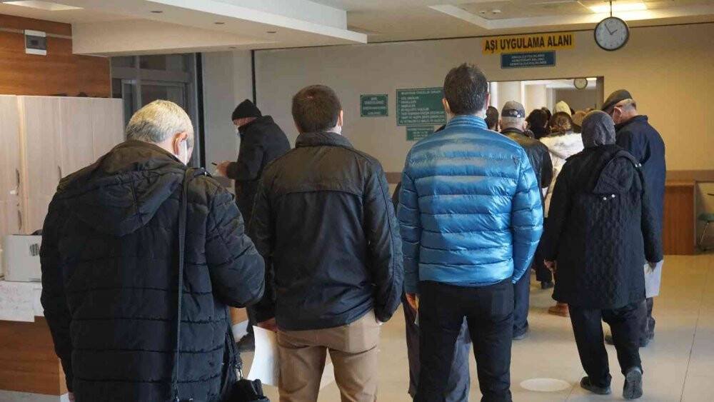 Edirne’de aşı kuyruğu