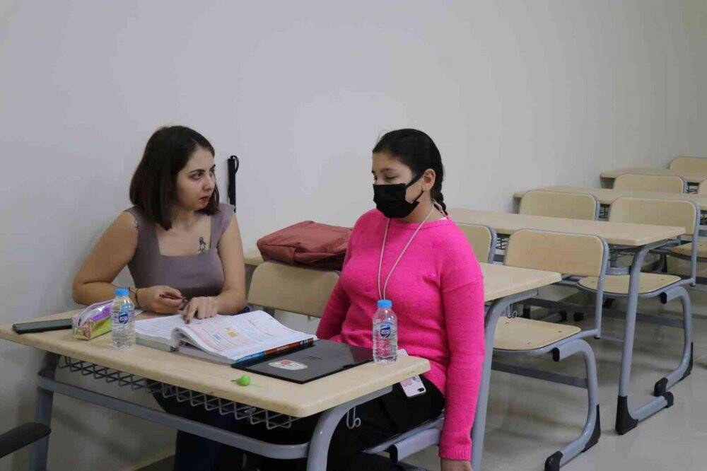 Görmeyen öğrencilerin gözleri oluyorlar