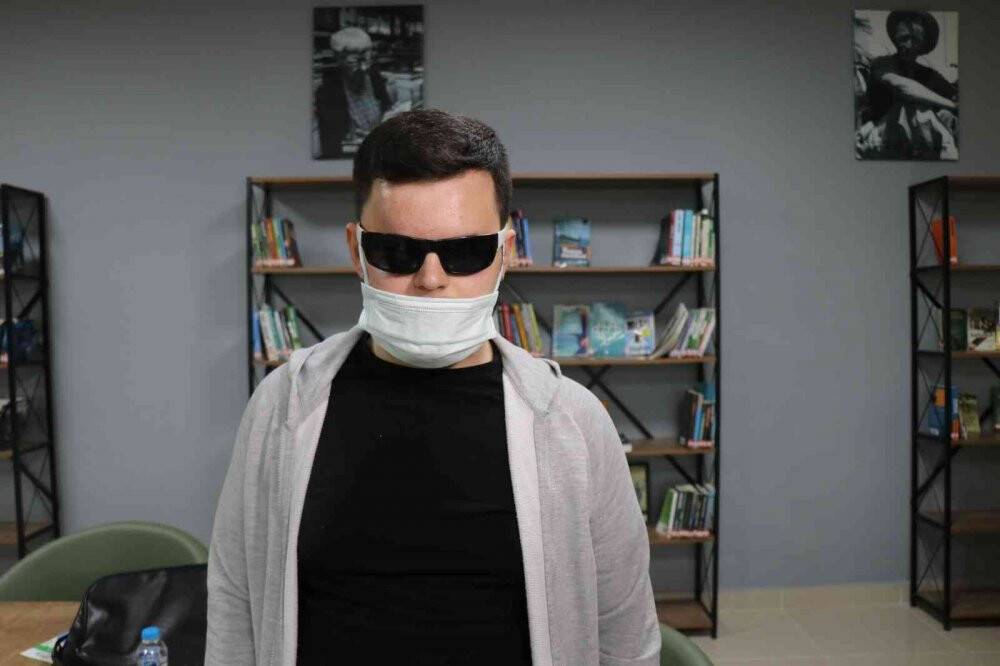 Görmeyen öğrencilerin gözleri oluyorlar